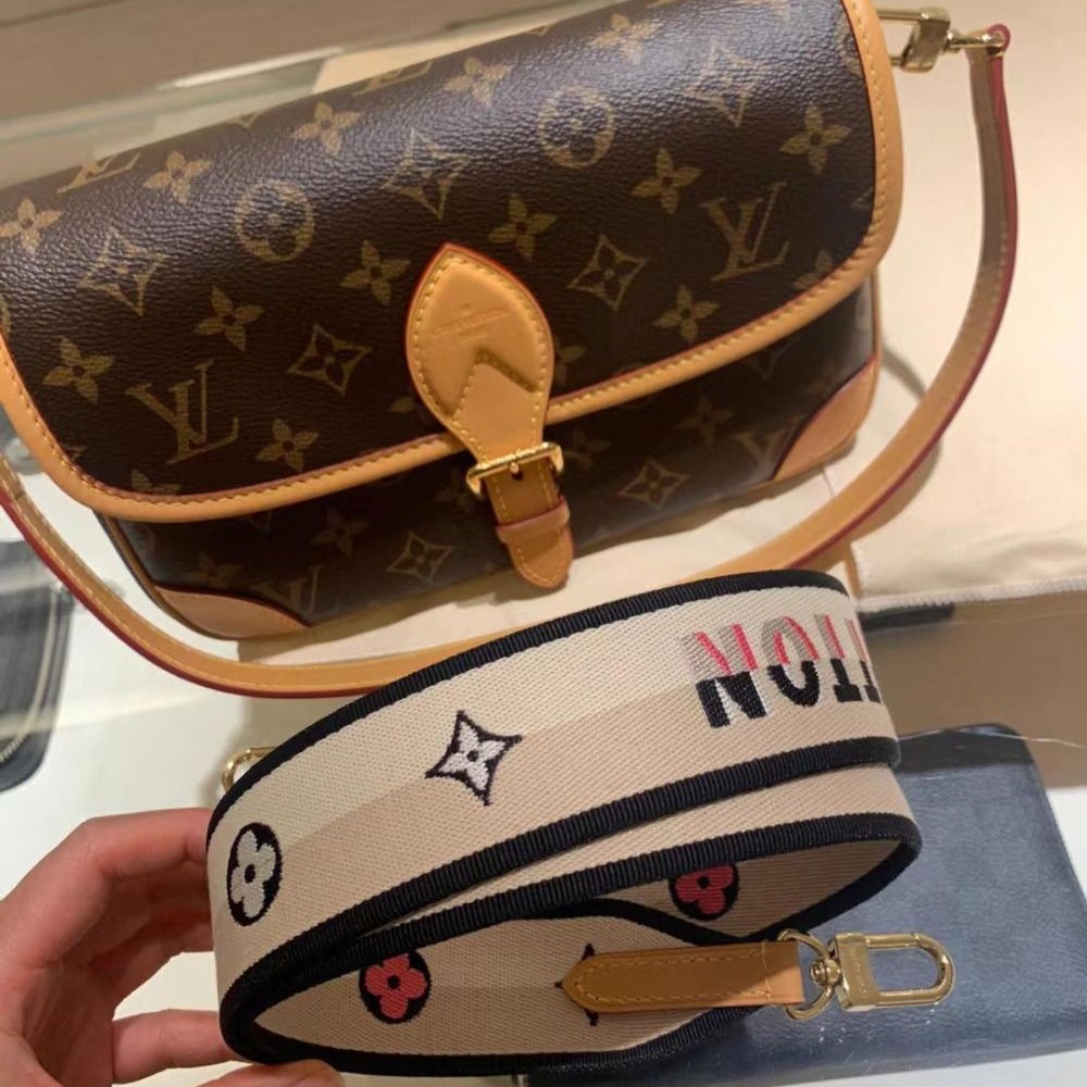 二手【現貨】LV老花Diane腋下包法棍黑色提花寬肩帶戴安娜女包M45985-細節圖8