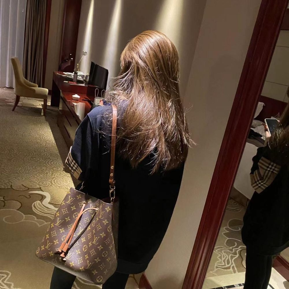 二手【現貨】LV老花NEONOE水桶包焦糖色手提單肩包女包棕桶M44887-細節圖7