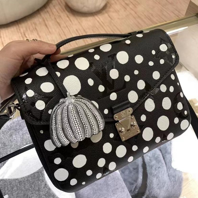 二手LV/女士黑色粒面牛皮黑/白圓點單肩郵差包-細節圖2