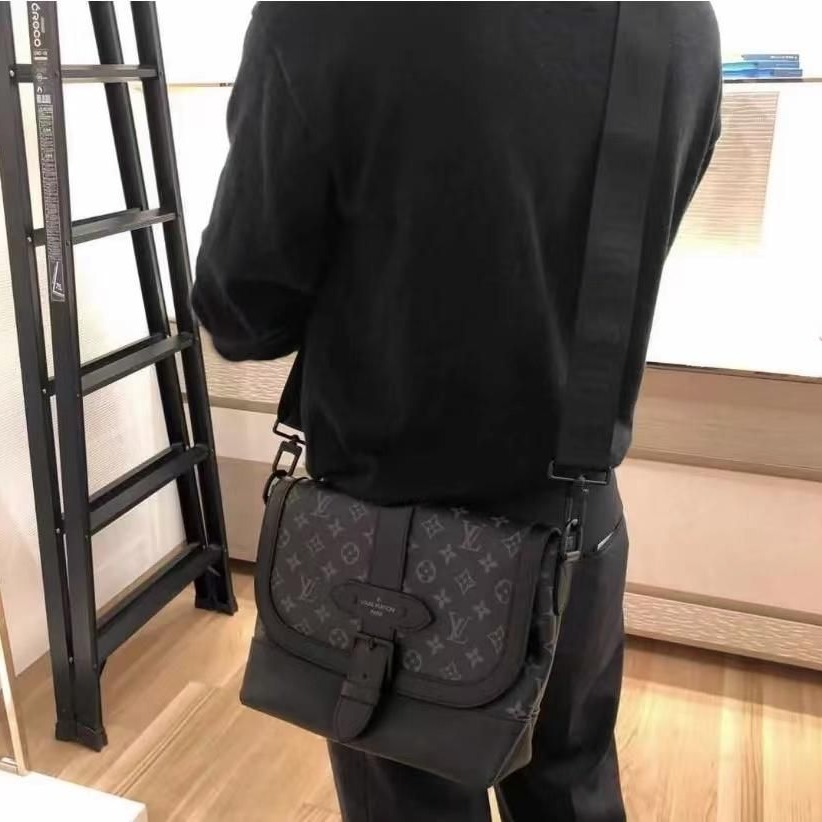 二手LV/路易威登經典款SAUMUR系列男士黑色老花帆布單肩斜跨郵差包-細節圖3
