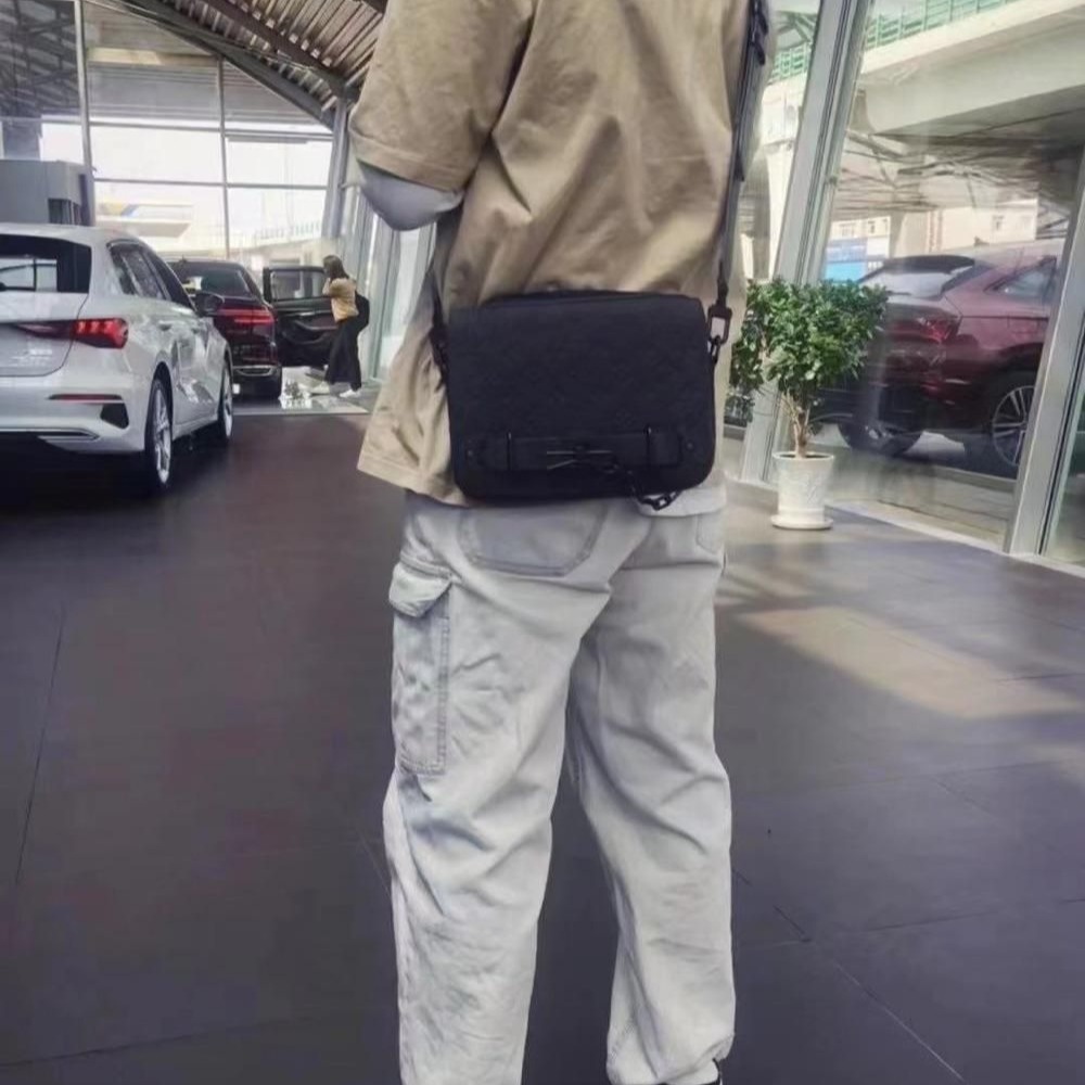 二手99新LV路易威登男包steamer全黑老花壓紋郵差包斜挎包男女同款M57307-細節圖7