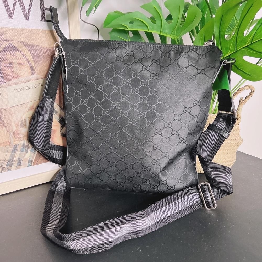 二手99新 男款 經典logo尼龍休閑單肩斜挎包 現貨-細節圖2