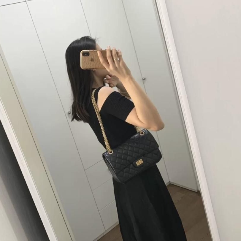 二手CHANEL香奈兒經典爆款2.55系列黑金鞣面小牛皮金扣小號單肩包-細節圖2