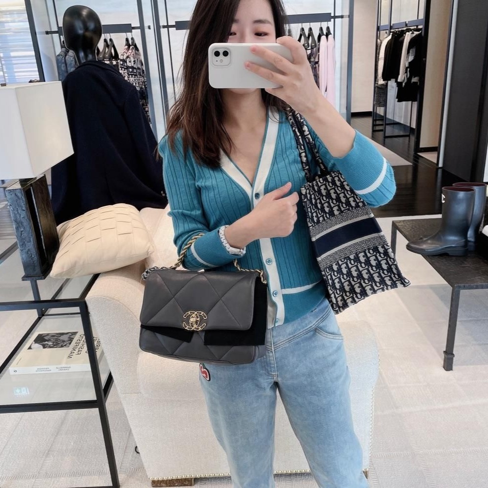 二手Chanel 女包 香奈兒19深灰色金扣小號經典款女士手提包-細節圖2