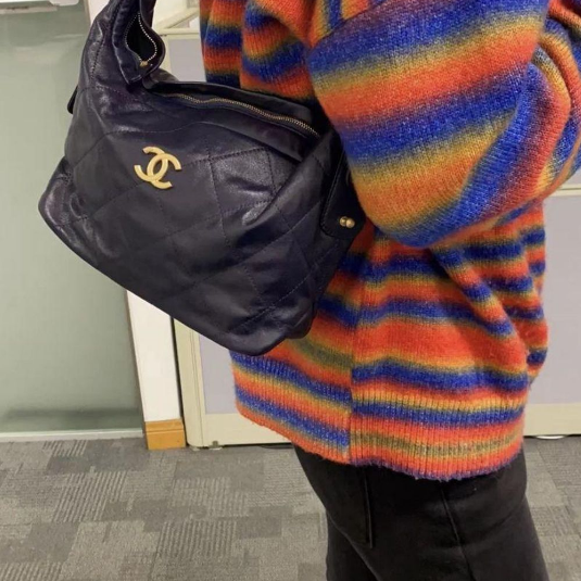 二手Chanel 香奈兒爆款 22c 深藍色金扣 hobo餃子包單肩腋下包-細節圖3