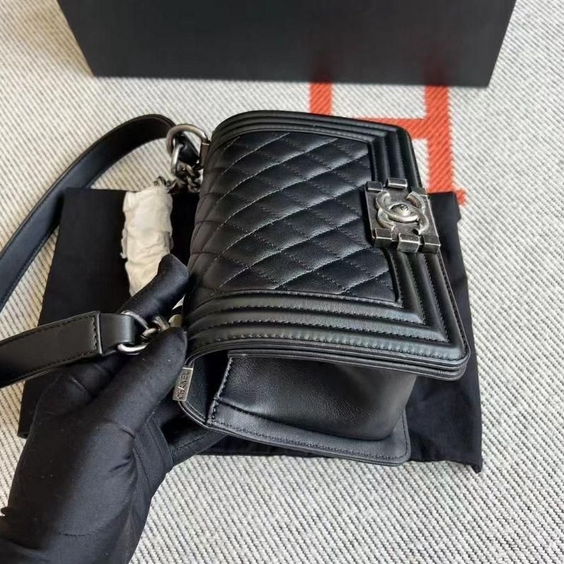 二手CHANEL香奈兒爆款硬通貨小號黑銀牛皮BOY芯片款單肩包-細節圖2