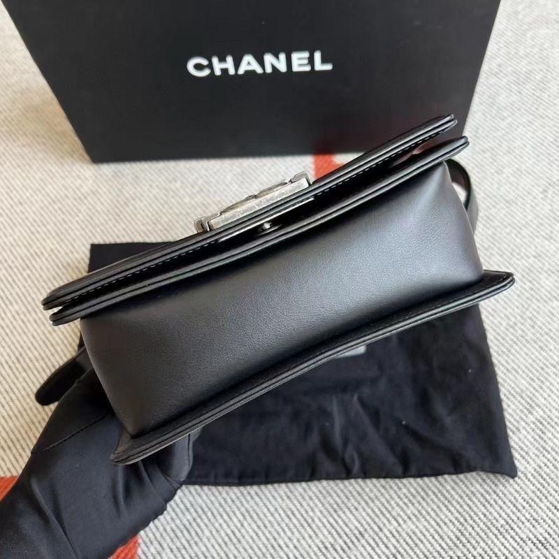 二手CHANEL香奈兒爆款硬通貨小號黑銀牛皮BOY芯片款單肩包-細節圖3