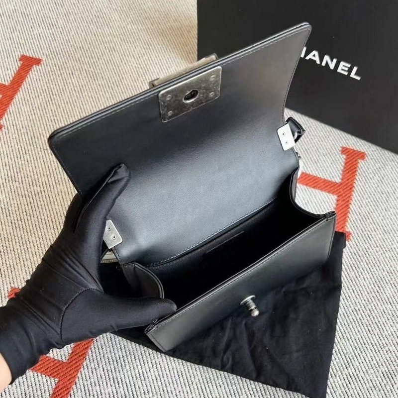 二手CHANEL香奈兒爆款硬通貨小號黑銀牛皮BOY芯片款單肩包-細節圖4