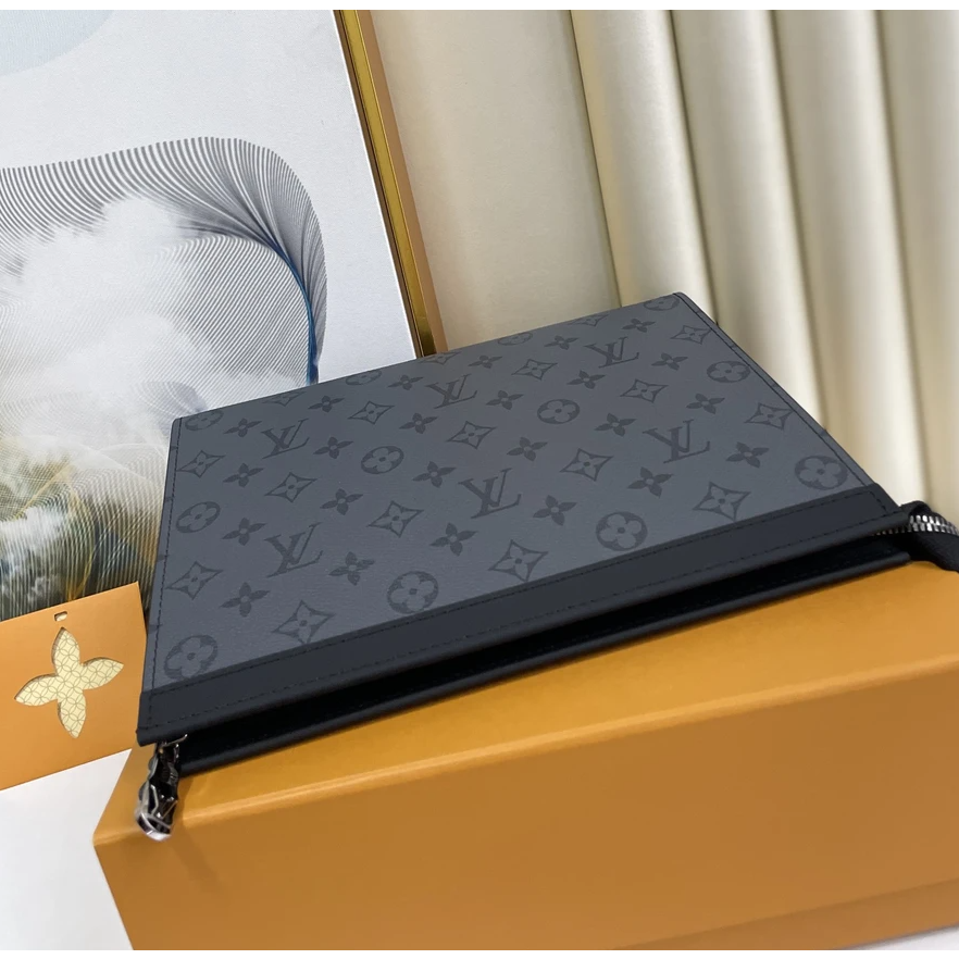 幾乎全新LV Pochette Voyage MM 男士百搭Monogram 手拿包-M69535-細節圖2