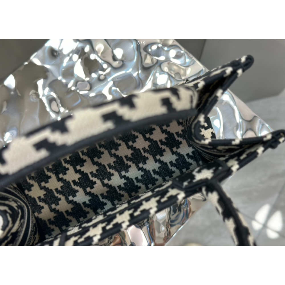 二手𝗗𝗶𝗼𝗿 𝗕𝗼𝗼𝗸 𝗧𝗼𝘁𝗲 黑白千鳥格手提購物袋托特包-細節圖6