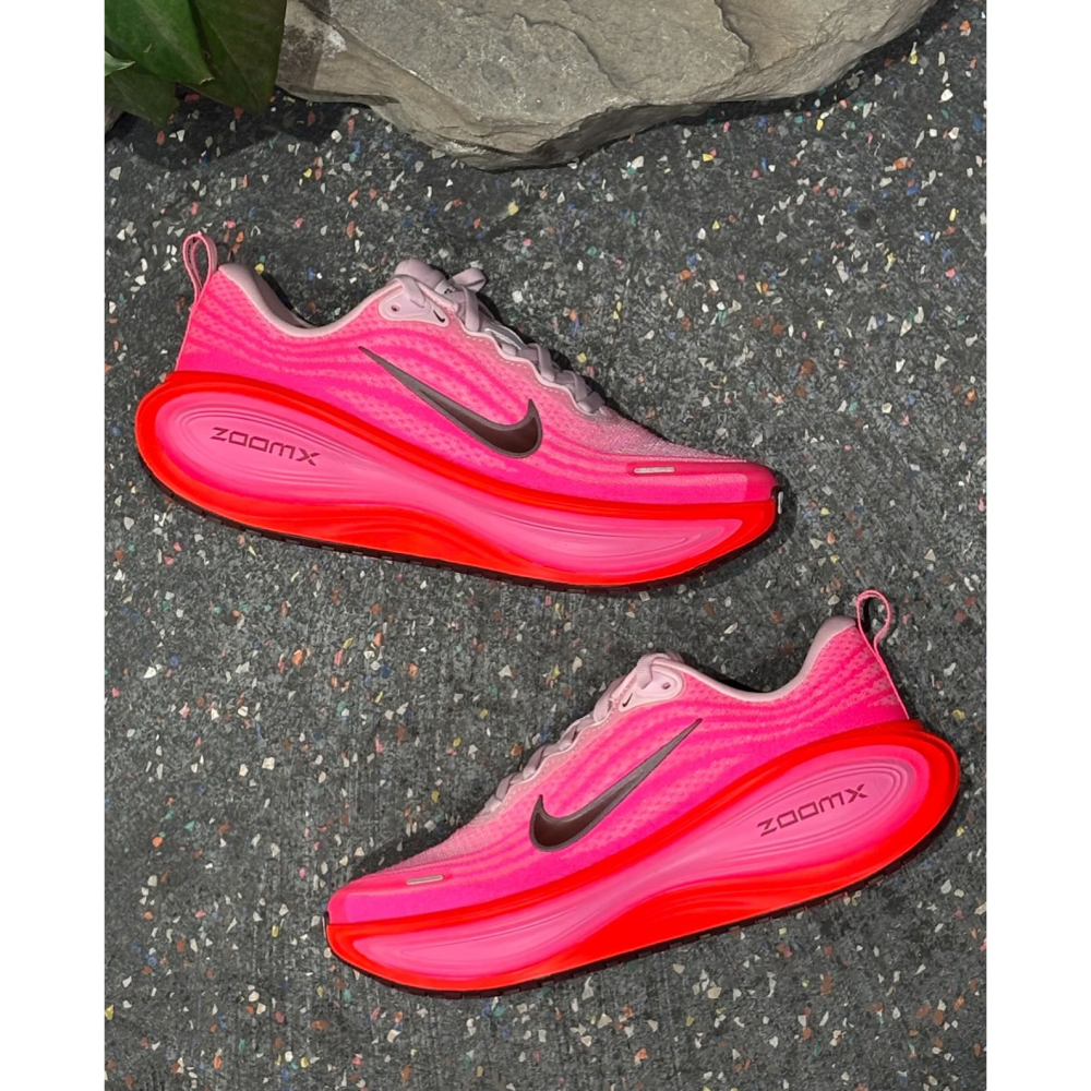 Nike Vomero Plus 跑步鞋 粉色 騷粉 耐磨 運動鞋 HV8154-604 男女-細節圖3