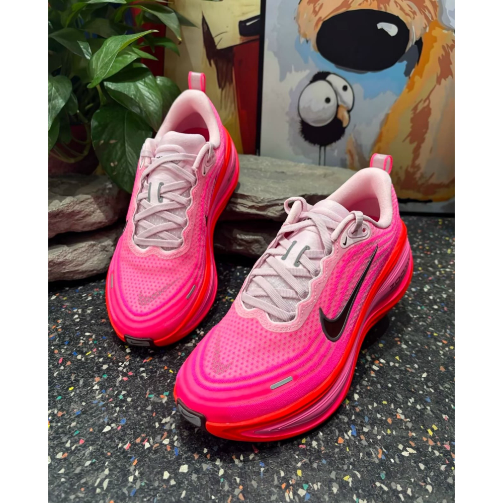 Nike Vomero Plus 跑步鞋 粉色 騷粉 耐磨 運動鞋 HV8154-604 男女-細節圖4