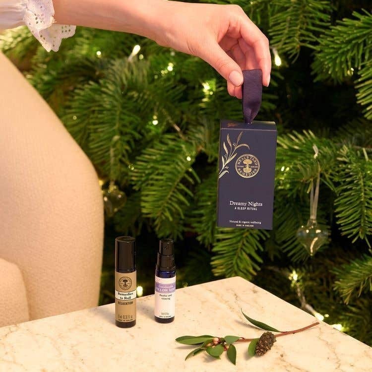 台灣專櫃貨【Neal＇s Yard Remedies】尼爾氏莊園 2024 聖誕限定禮盒 護手霜 野玫瑰萬用霜 枕頭噴霧-規格圖7