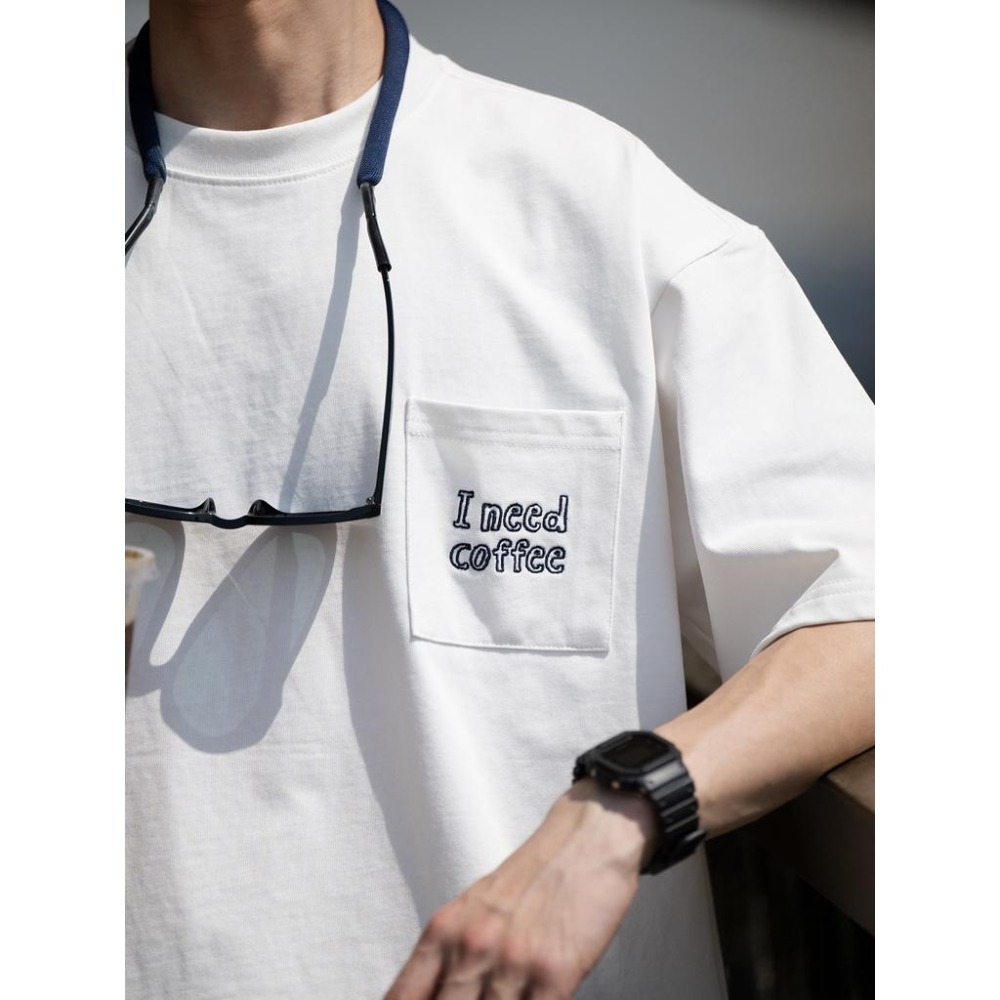 BELLKEN IDEA I need coffee 口袋 刺繡 短袖 短T 上衣  店內價 【PS中壢】-細節圖5