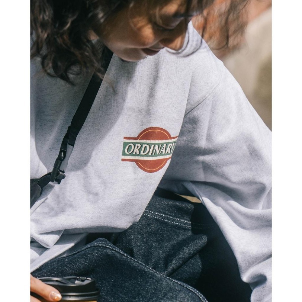 ORDINARY 復古老式招牌大學TEE 店內價 【PS中壢】-細節圖2