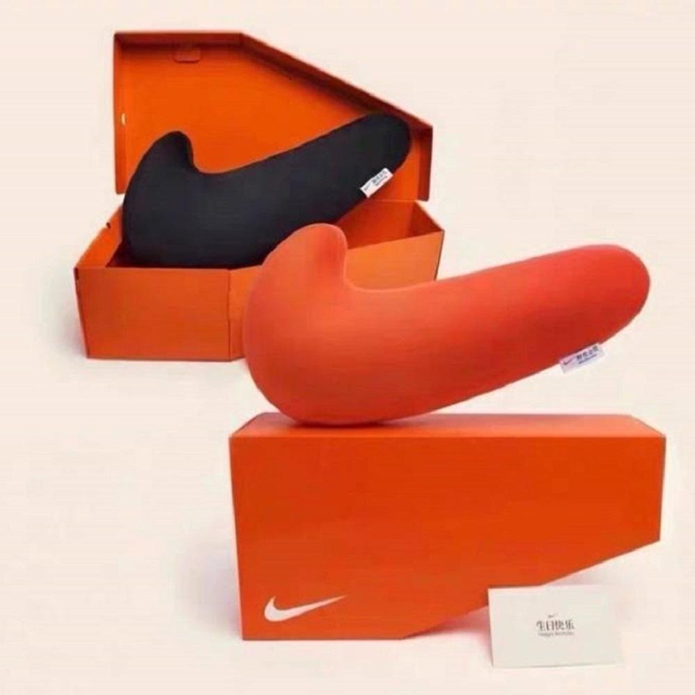 NIKE SWOOSH 國外限定 單勾 大勾勾 抱枕【PS中壢】-細節圖3