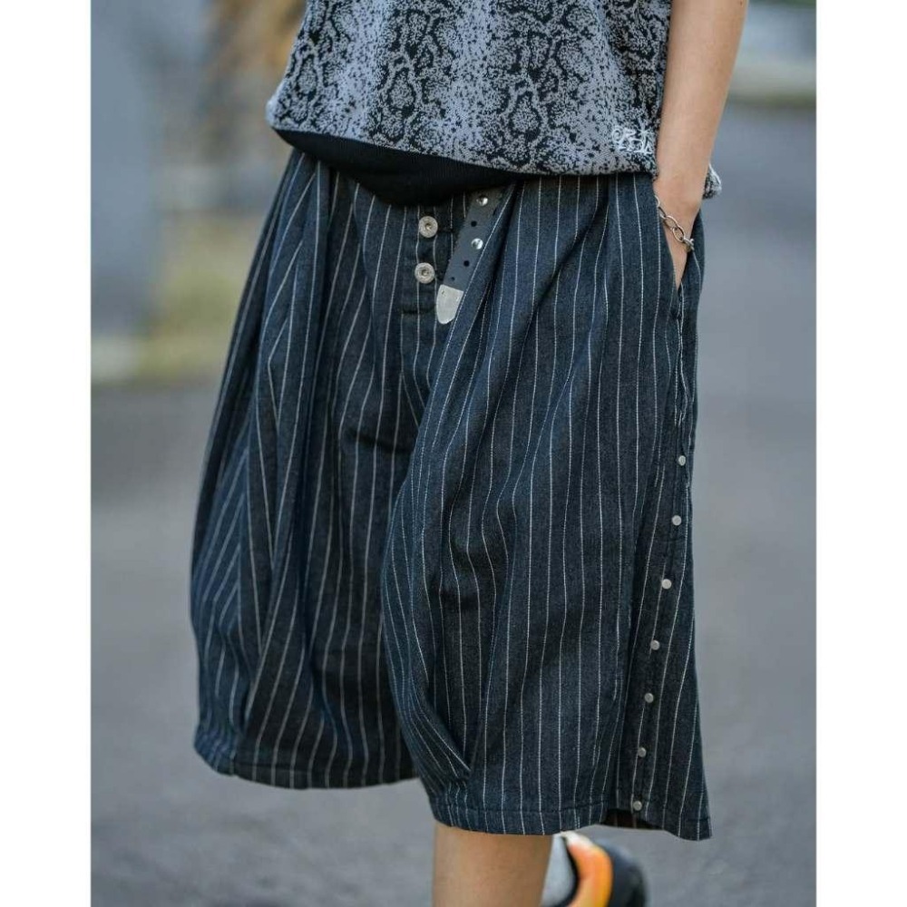 ORDINARY STRIPE STUDDED DENIM SHORTS 直紋牛仔鉚釘七分褲 店內價 【PS中壢】-細節圖4