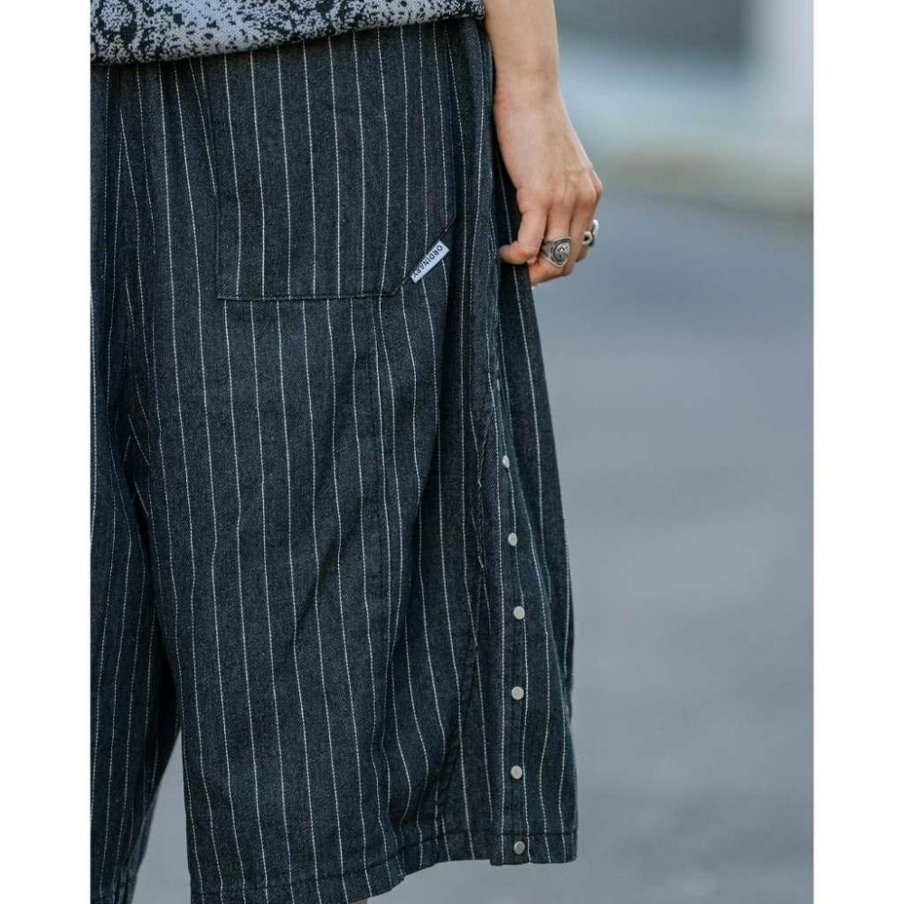 ORDINARY STRIPE STUDDED DENIM SHORTS 直紋牛仔鉚釘七分褲 店內價 【PS中壢】-細節圖5
