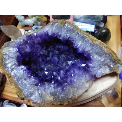 c天然烏拉圭紫水晶洞讓你賺錢賺到一直開口笑水晶球原礦紫水晶鎮水晶簇風水擺飾招財擺件消磁增加氣場珠寶玉石寶石擺件附原木底座