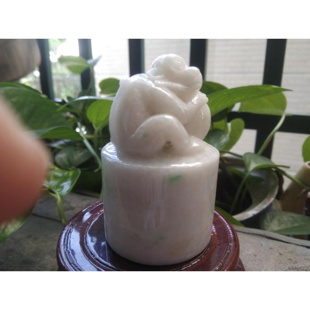 天然玉石緬甸玉硬玉A貨翡翠白底青猴獻桃印章擺件手把件把玩送底座67.6*43mm好運將至珠寶寶石首飾飾品-細節圖2