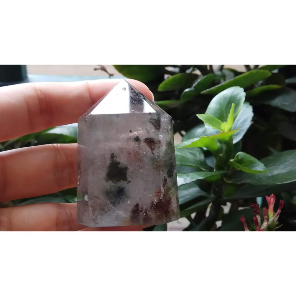 天然水晶四季彩色紅綠幽靈風景石膠花共生鬼佬財神吊墬墬子項鍊掛件晶柱晶簇擺件風水擺飾珠寶玉石首飾飾品寶石53mm高-細節圖5