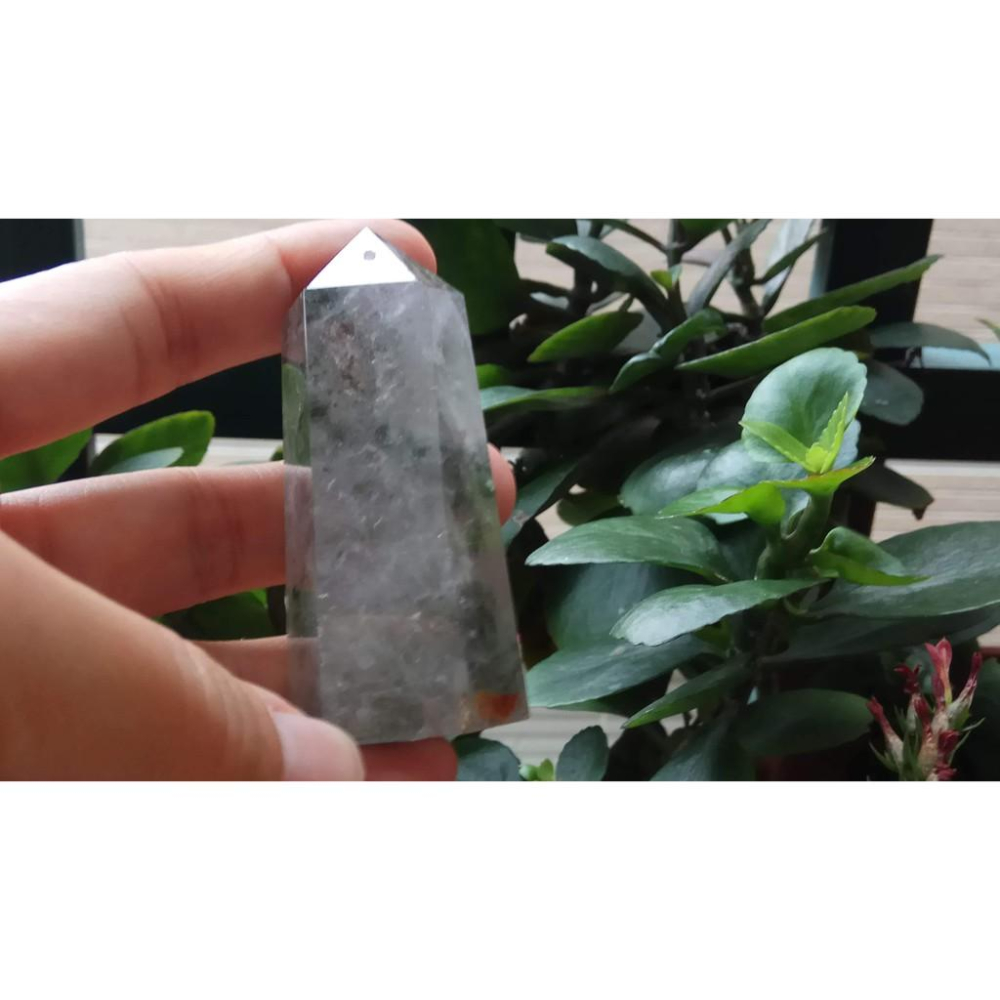 天然水晶四季彩色紅綠幽靈風景石膠花共生鬼佬財神吊墬墬子項鍊掛件晶柱晶簇擺件風水擺飾珠寶玉石首飾飾品寶石67mm高-細節圖7