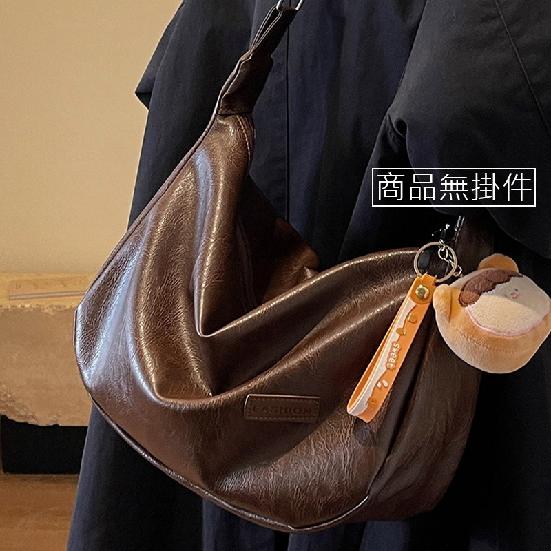 (當日出貨)大容量斜背包 包包 餃子包 百搭斜背包 複古單肩包 時尚斜背包 托特包 皮革斜背包(YA021)-細節圖3