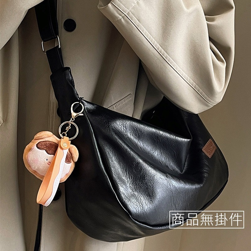 (當日出貨)大容量斜背包 包包 餃子包 百搭斜背包 複古單肩包 時尚斜背包 托特包 皮革斜背包(YA021)-細節圖4