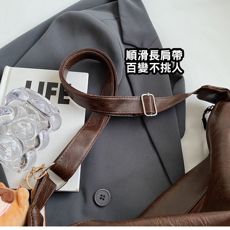 (當日出貨)大容量斜背包 包包 餃子包 百搭斜背包 複古單肩包 時尚斜背包 托特包 皮革斜背包(YA021)-細節圖5