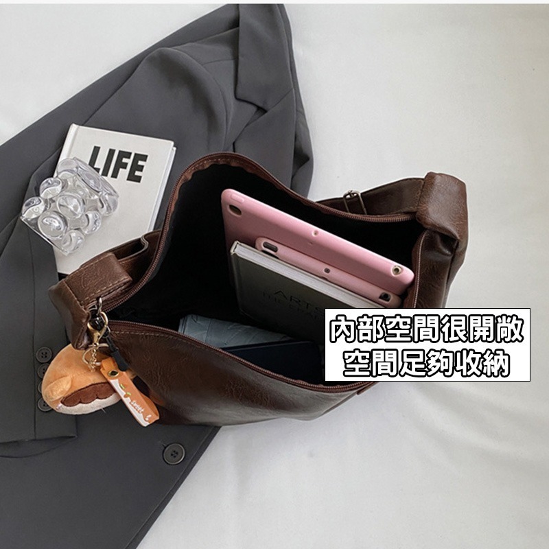 (當日出貨)大容量斜背包 包包 餃子包 百搭斜背包 複古單肩包 時尚斜背包 托特包 皮革斜背包(YA021)-細節圖6