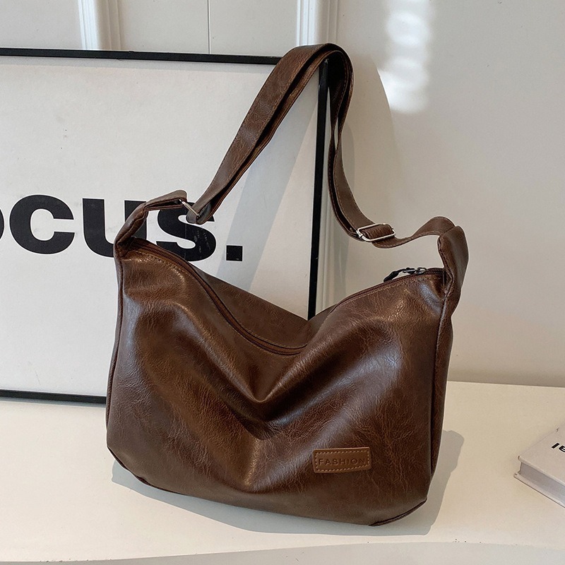 (當日出貨)大容量斜背包 包包 餃子包 百搭斜背包 複古單肩包 時尚斜背包 托特包 皮革斜背包(YA021)-規格圖9