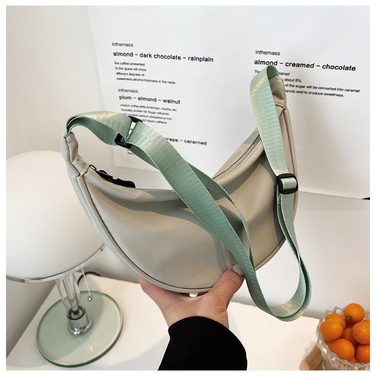 (當日出貨)日系半月包水餃包 餃子包 斜背包 側背包 肩背包 機能 尼龍包 大容量包包 斜跨包(YA023)-細節圖4