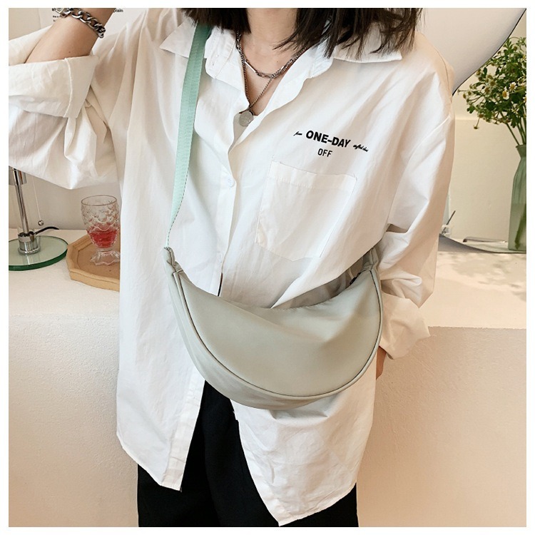 (當日出貨)日系半月包水餃包 餃子包 斜背包 側背包 肩背包 機能 尼龍包 大容量包包 斜跨包(YA023)-細節圖6