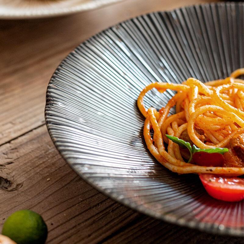 ~* 平安喜樂 *~日本製 美濃燒珠露 千段十草 5入 中深盤 大盤子菜盤深碟 花型 黑色 紙盒裝 禮物 60618-細節圖6