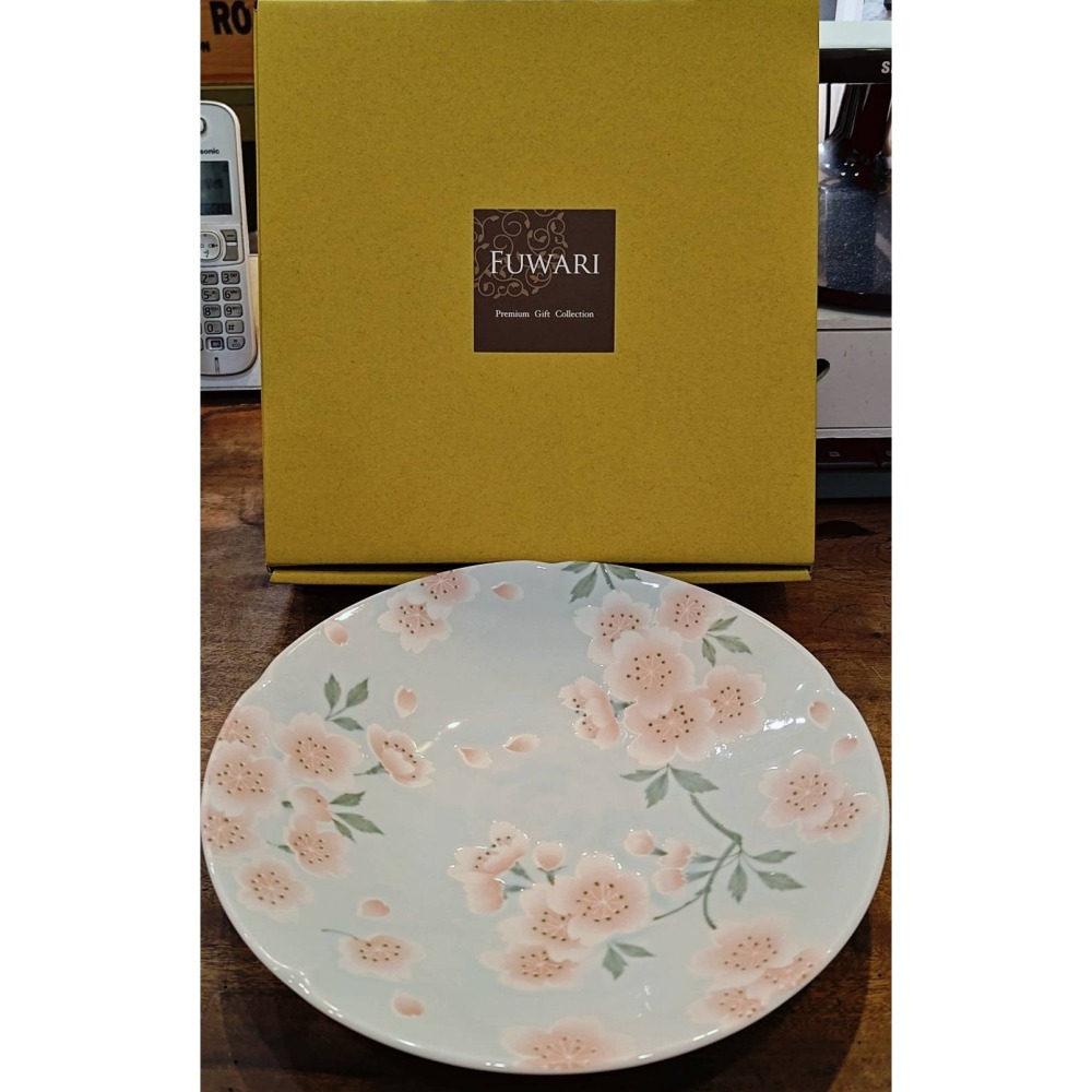 ~*平安喜樂*~日本 有古窯 FUWARI 櫻花陶瓷盤子碟 浮雕點 滿開櫻盤2入(22*4cm)-細節圖2