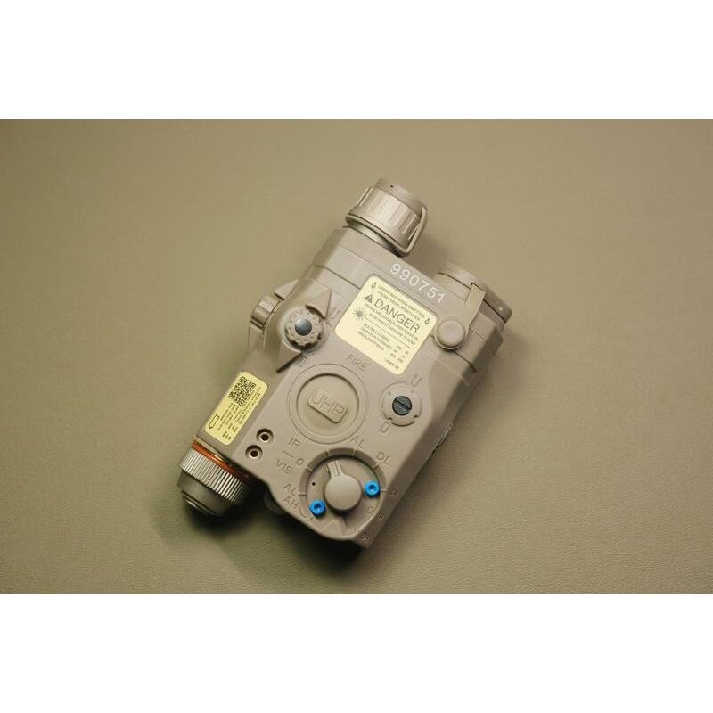 【Mr.W-現貨 】新版 PEQ-15 LA5C UHP 全功能 雷指器 白光爆閃+綠雷射+IR 非元素 FMA-細節圖3