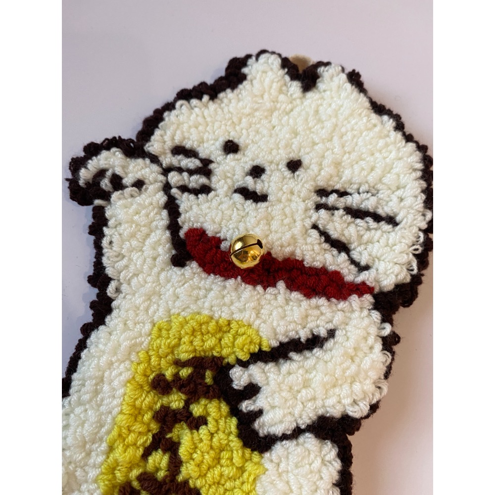 預購）招財貓 康康 千萬兩 刺繡 裝飾 掛畫 吉祥物-細節圖4