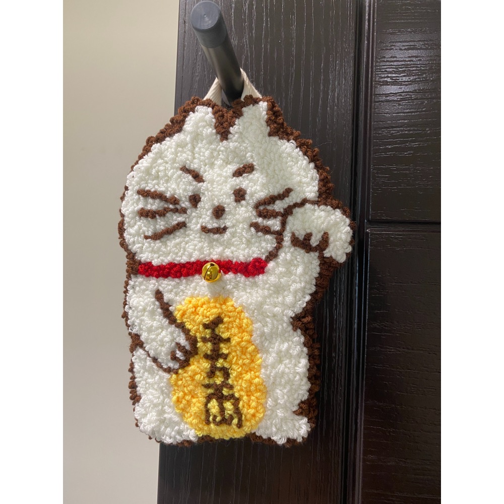 預購）招財貓 康康 千萬兩 刺繡 裝飾 掛畫 吉祥物-細節圖6