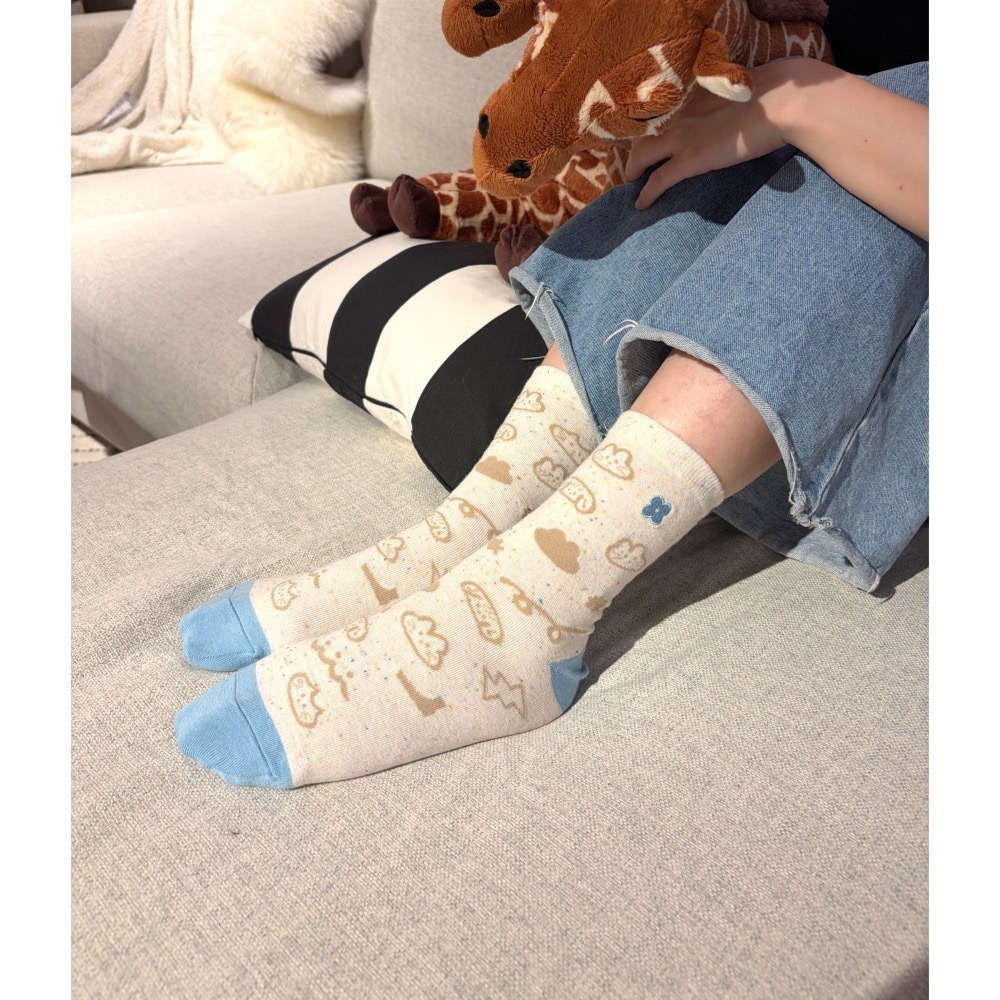 飄飄雲朵 (米/藍)  iii sum+ × ChangeTone 聯名襪款 刺繡-細節圖2