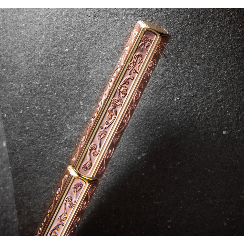 台灣 ystudio 物外設計 經典工藝系列 典藏木盒款 之 龍紋錺金具鋼珠筆-細節圖2