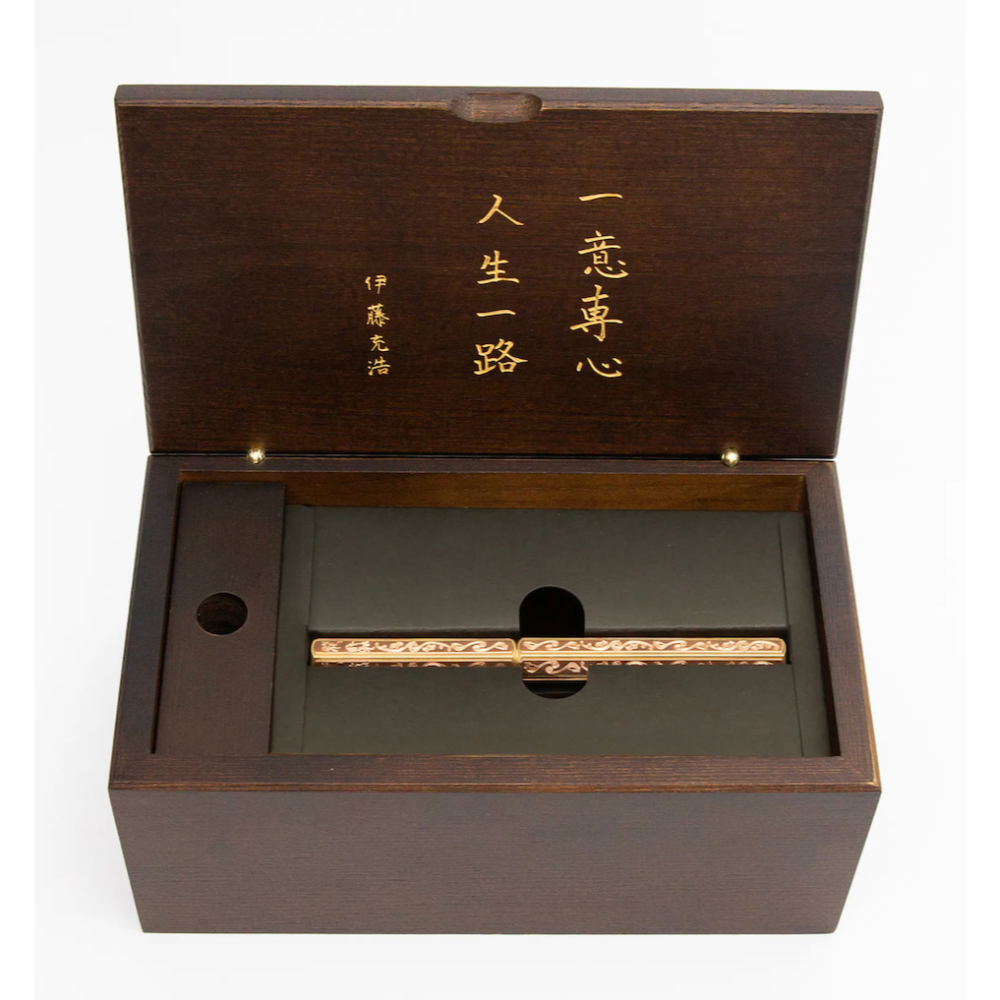 台灣 ystudio 物外設計 經典工藝系列 典藏木盒款 之 龍紋錺金具鋼珠筆-細節圖3