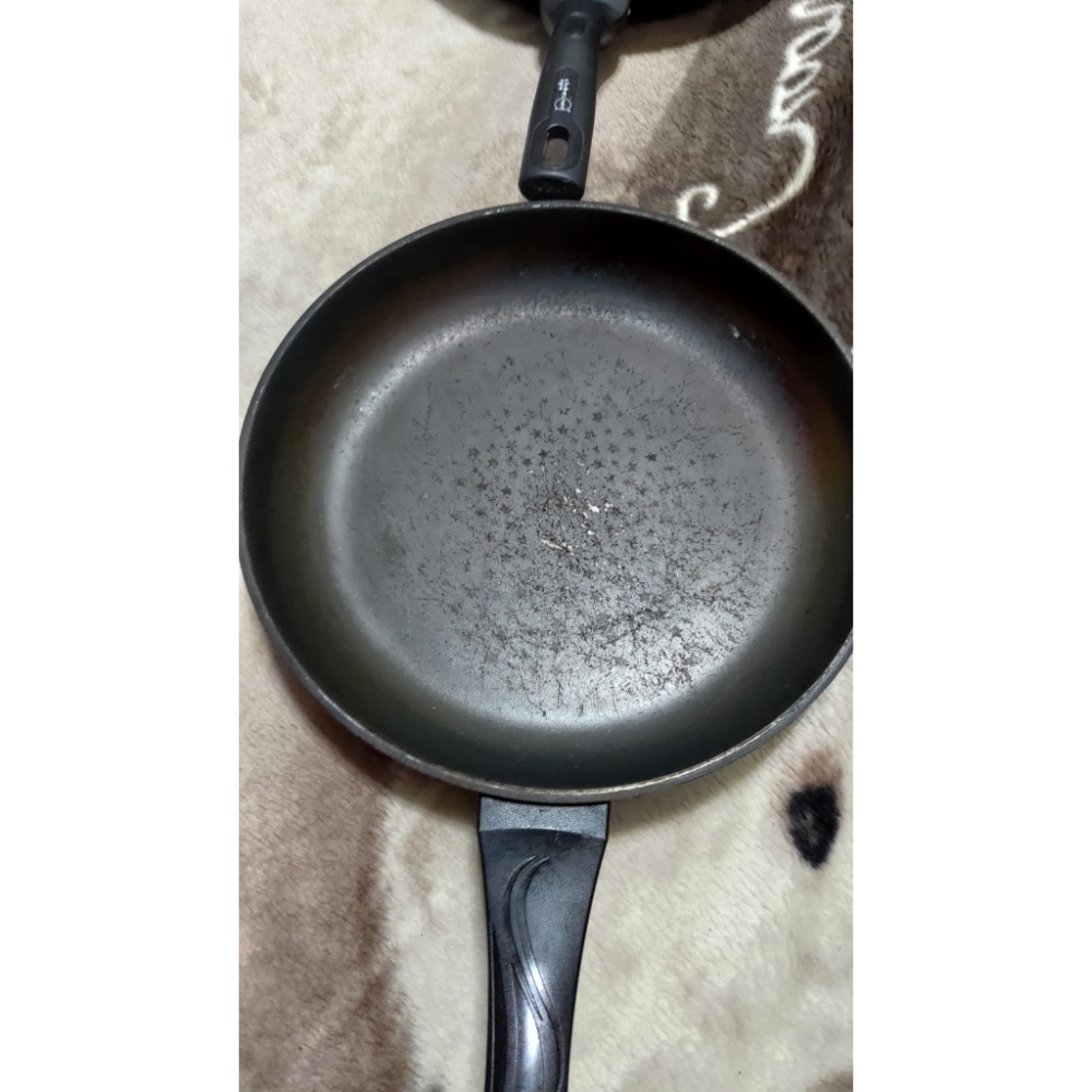 二手炒鍋 平底鍋 一個100 左下韓國Kitchen，右上Tefal品牌，左上韓製LIVING ART，右上韓國PN-細節圖3