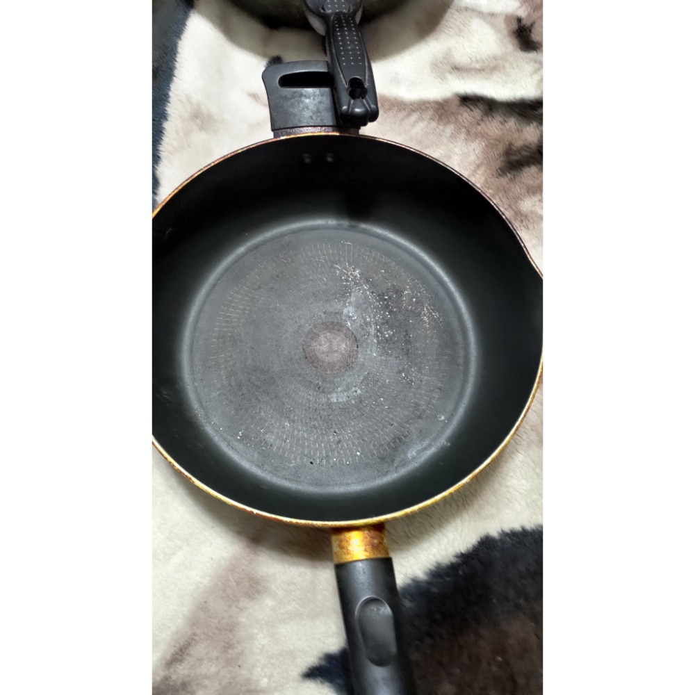 二手炒鍋 平底鍋 一個100 左下韓國Kitchen，右上Tefal品牌，左上韓製LIVING ART，右上韓國PN-細節圖4