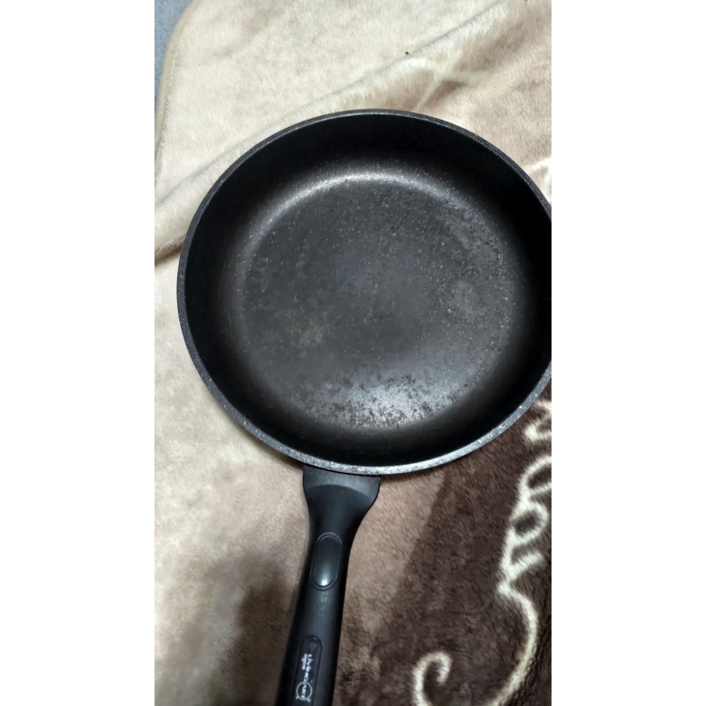 二手炒鍋 平底鍋 一個100 左下韓國Kitchen，右上Tefal品牌，左上韓製LIVING ART，右上韓國PN-細節圖5