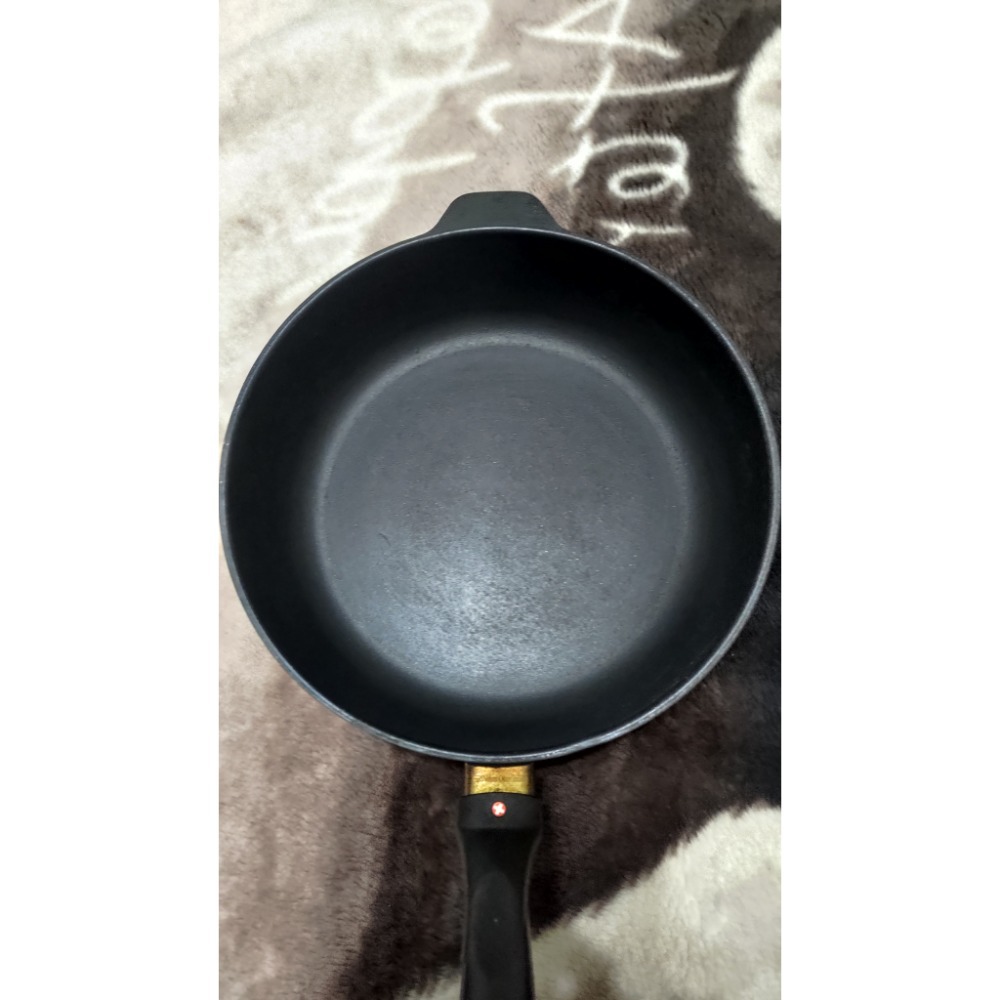 二手 Swiss Diamond 26公分 1300，28公分 1500 平底深煎鍋 無鍋蓋-細節圖2