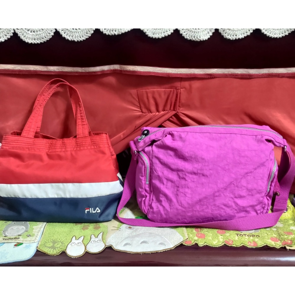Kipling尼龍拉鍊 大容量 斜 肩 背包 FILA 三色漸層 手提包 刺繡logo-細節圖2