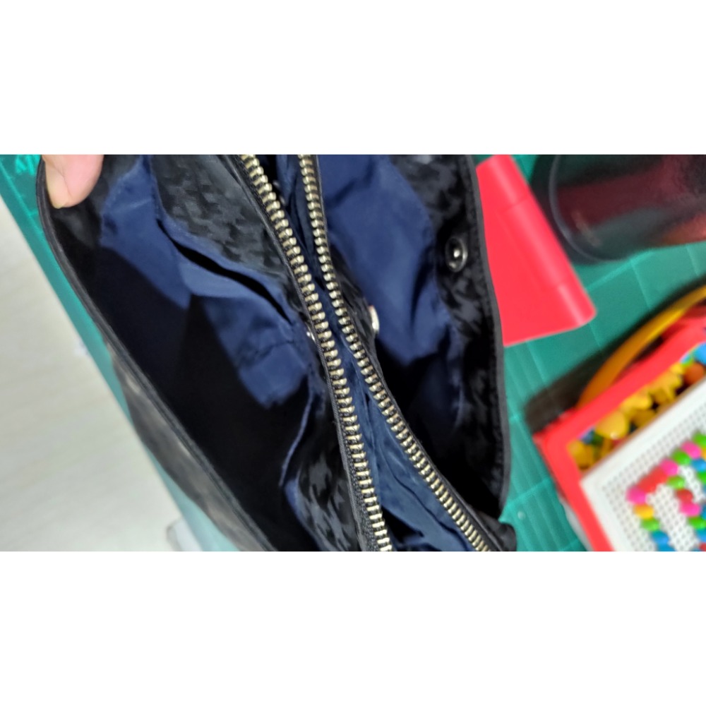 agnes b. VOYAGE 方鐵牌 千鳥紋 肩 斜背包 NINORIVA 國外買回 全真皮 肩背包 手拿包-細節圖7