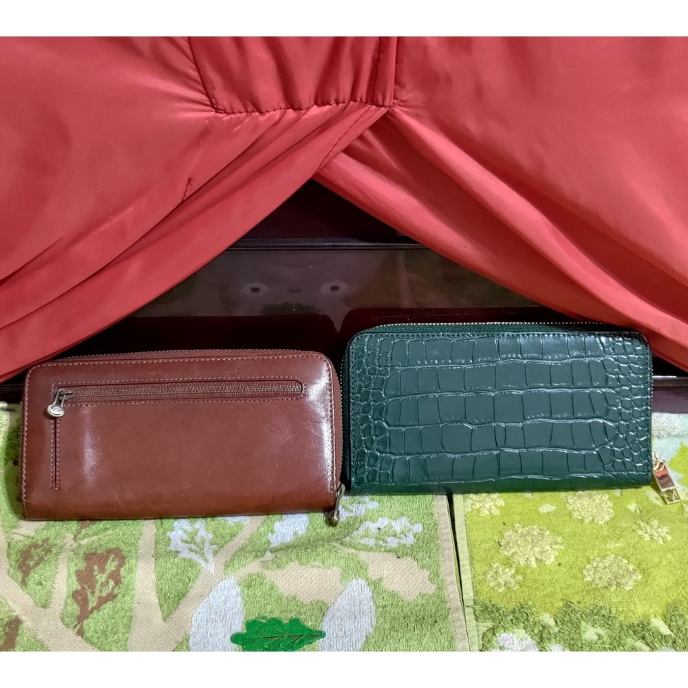 二手Victoria＇s Secret 維多利亞的秘密 墨綠色 長夾  FOCUS 真皮壓扣長夾義大利植鞣革-細節圖2