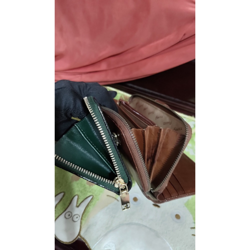 二手Victoria＇s Secret 維多利亞的秘密 墨綠色 長夾  FOCUS 真皮壓扣長夾義大利植鞣革-細節圖3