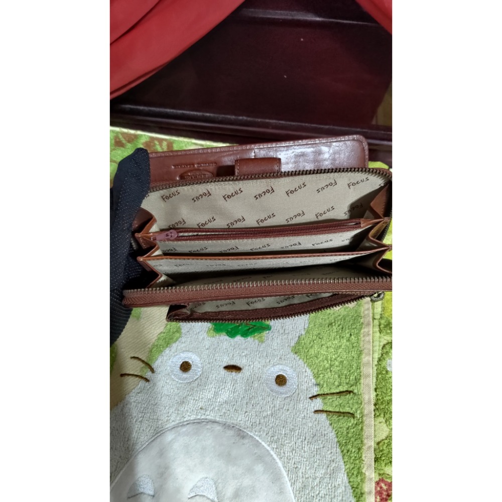 二手Victoria＇s Secret 維多利亞的秘密 墨綠色 長夾  FOCUS 真皮壓扣長夾義大利植鞣革-細節圖5
